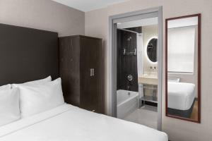 une chambre avec un lit et une salle de bain avec un lavabo dans l'établissement Solita Soho Hotel, à New York