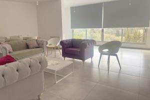 Χώρος καθιστικού στο Three-Bedroom Apartment with Stunning Views