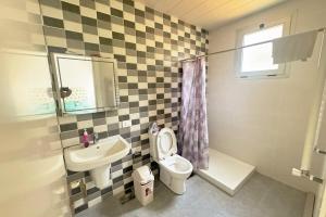 Ένα μπάνιο στο Three-Bedroom Apartment with Stunning Views