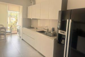 Η κουζίνα ή μικρή κουζίνα στο Three-Bedroom Apartment with Stunning Views