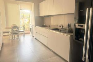 Η κουζίνα ή μικρή κουζίνα στο Three-Bedroom Apartment with Stunning Views