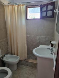 Vannituba majutusasutuses Casa con pileta y excelente ubicación a una cuadra de la plaza principal en Villa Giardino