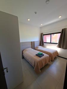 Ένα ή περισσότερα κρεβάτια σε δωμάτιο στο Departamento en Asunción zona Shopping del Sol