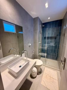 een badkamer met een wastafel, een toilet en een douche bij Hotel Sheik Business in Rio de Janeiro