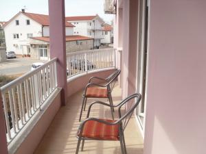 2 Stühle auf dem Balkon einer Wohnung in der Unterkunft Pansion Alfa in Međugorje