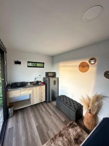 Elle comprend un salon avec un évier et un réfrigérateur. dans l'établissement Alto Paraíso Glamping "B", à Carmen de Viboral