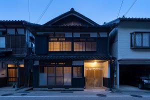 Ineにある舟宿　壱の車が前に駐車されているアジアの家 +6枚の写真