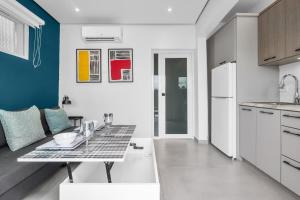 圣胡安Casa Placita Hotel的厨房里有白色的橱柜和一张桌子