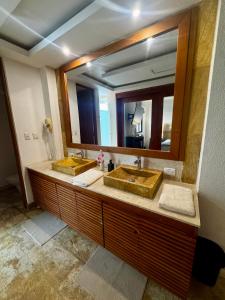 ein Badezimmer mit zwei Waschbecken und einem großen Spiegel in der Unterkunft Villa in Cap Cana 4BR Green Village in Punta Cana