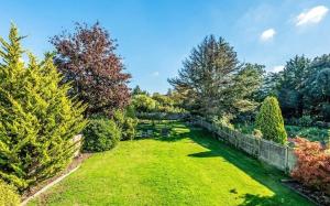 Zahrada ubytování Entire Family Home with Massive Garden & Driveway