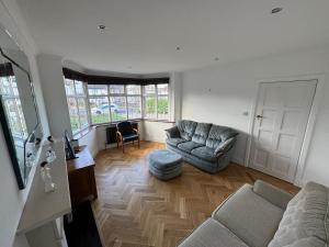 Posezení v ubytování Entire Family Home with Massive Garden & Driveway