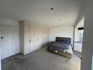 Postel nebo postele na pokoji v ubytování Entire Family Home with Massive Garden & Driveway