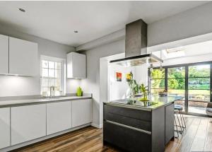 Kuchyň nebo kuchyňský kout v ubytování Entire Family Home with Massive Garden & Driveway