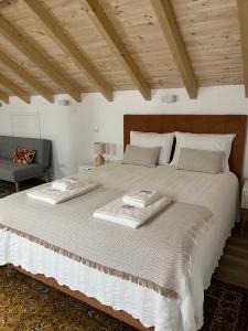 En eller flere senge i et værelse på Alojamento Infantes