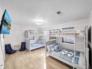 Ένα ή περισσότερα κρεβάτια σε δωμάτιο στο Over the Rainbow