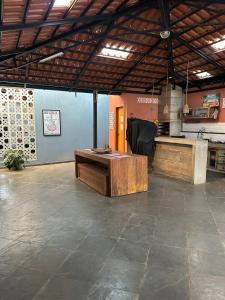 une grande pièce avec une table au milieu dans l'établissement Casa Astral, à Uberlândia