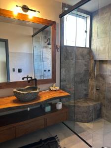 une salle de bain avec lavabo et douche dans l'établissement Casa Astral, à Uberlândia 22 autres photos