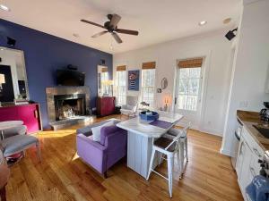 Posezení v ubytování Scenic Cottage with Trails, Pond & Valley Views