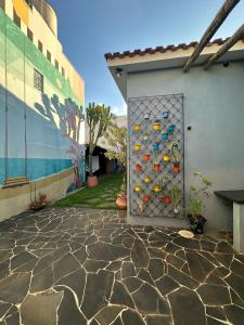 un bâtiment avec une porte donnant sur un mur d'escalade dans l'établissement Casa Astral, à Uberlândia