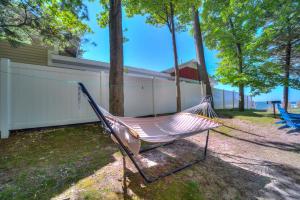 eine Hängematte vor einem Haus in der Unterkunft Scenic Drive Resort in Muskegon