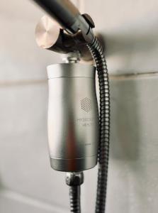 Ein Föhn ist an ein Mikrofon angeschlossen. in der Unterkunft Somerset Sunrise Townhouse in Byron Centre in Byron Bay + 6 Fotos