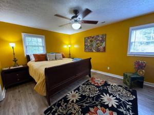 Ένα ή περισσότερα κρεβάτια σε δωμάτιο στο Red Goose Pond - Mins to Desoto Falls, Fire Pit +25 φωτογραφίες