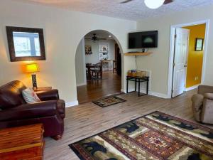 Μια τηλεόραση ή/και κέντρο ψυχαγωγίας στο Red Goose Pond - Mins to Desoto Falls, Fire Pit