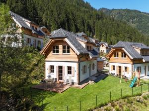 an aerial view of a house in the mountains at Sperlingnest in Donnersbachwald