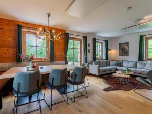 a living room with a table and chairs and a couch at Sperlingnest in Donnersbachwald