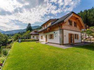 a house in the mountains with a large yard at Auerhahn in Donnersbachwald