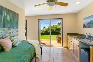 Una cocina o cocineta en Luxury family home , walk to beach, Pool & Spa