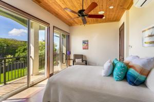 Una cama o camas en una habitación de Luxury family home , walk to beach, Pool & Spa 51 fotos más