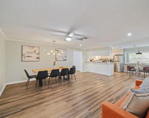 Una sala de estar con mesa y sillas y una cocina. en Amazing 4BR 2BA Winter Home with Pool & Game-Movie Room, en Texas City 51 fotos más