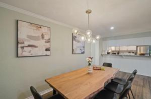 Un comedor con mesa y sillas de madera. en Amazing 4BR 2BA Winter Home with Pool & Game-Movie Room, en Texas City