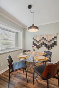 Un comedor con mesa y sillas en Amazing 4BR 2BA Winter Home with Pool & Game-Movie Room, en Texas City