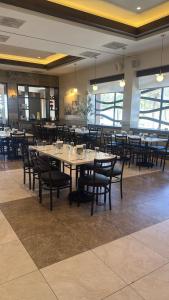 a large dining room with tables and chairs at Hotel Colonial Hermosillo in Hermosillo