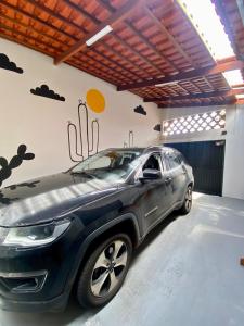 une voiture est garée dans un garage dans l'établissement Studio Astral, à Uberlândia