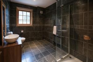 um banheiro com vaso sanitário, pia e chuveiro em Glen Cruick em Kirriemuir mais 57 fotografias