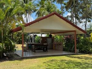 einen Pavillon mit einem Tisch im Garten in der Unterkunft Barrier Reef Tourist Park in Edmonton