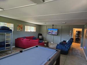 Trueheart Farm في Crosby: غرفة معيشة فيها طاولة بلياردو