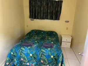 ein kleines Schlafzimmer mit einem Bett und einem Fenster in der Unterkunft Barrier Reef Tourist Park in Edmonton