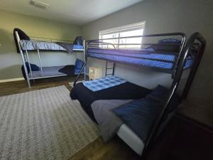 Trueheart Farm في Crosby: غرفة بها ثلاثة أسرة بطابقين ونافذة +28 صورة