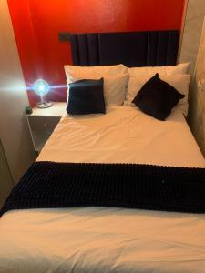 Postel nebo postele na pokoji v ubytování Flowsort Grand Apartments + 11 fotografií