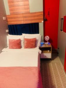 Postel nebo postele na pokoji v ubytování Flowsort Grand Apartments