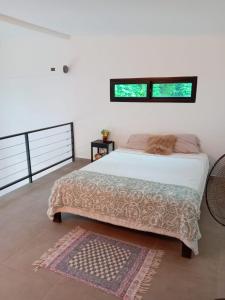 ein Schlafzimmer mit einem Bett und zwei Fenstern in der Unterkunft Casa Sabai Sabai in El Sucio + 4 Fotos