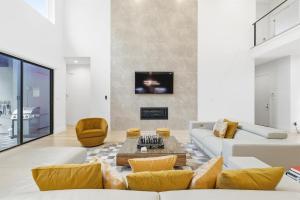 un soggiorno con un divano e un tavolo di Upscale Modern Living - 4BD 4BA Backyard & Cinema a Oldham