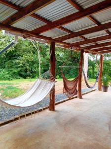 eine Hängematte, die von einer Pergola hängt in der Unterkunft Casa Sabai Sabai in El Sucio