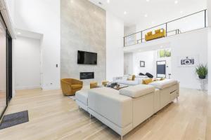 un soggiorno con mobili bianchi e una TV di Upscale Modern Living - 4BD 4BA Backyard & Cinema a Oldham Altre 46 foto