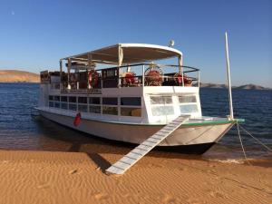 un bateau est amarré sur la rive de l'eau dans l'établissement Nubiana Boat, 