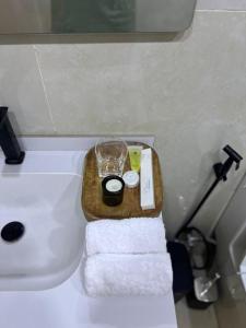 Rum Horizon Camp& Tours في وادي رم: حمام مع حوض استحمام مع مناشف ومغسلة +27 صورة